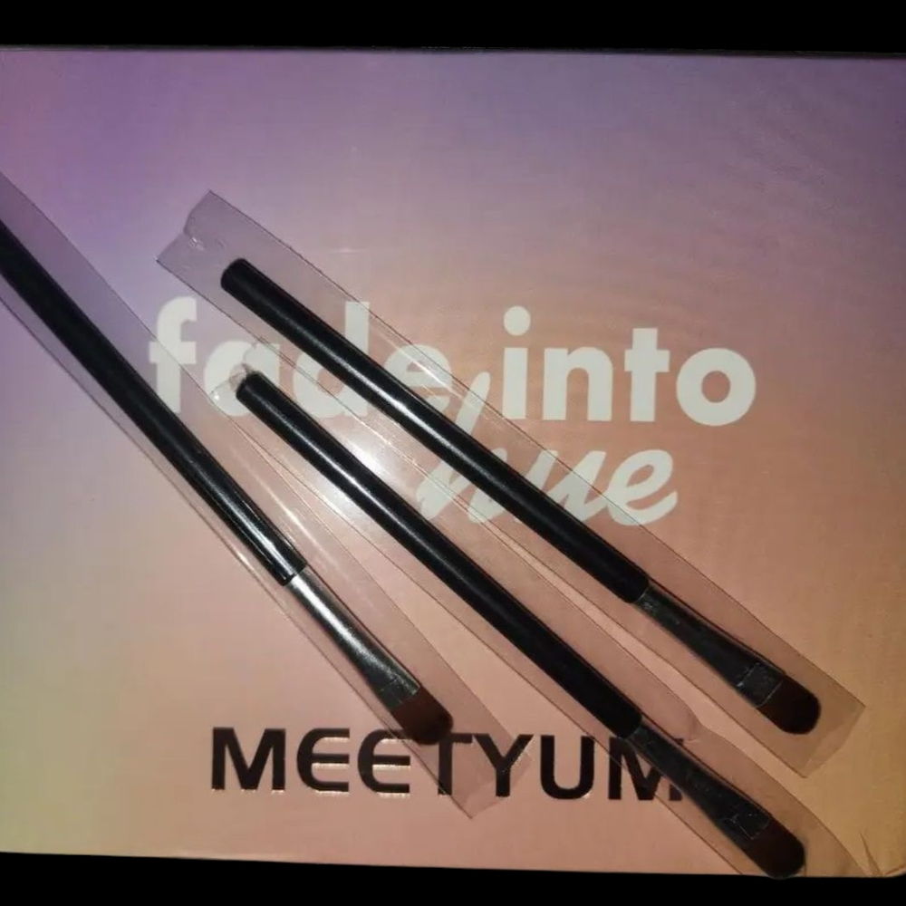Large Eyeshadow Palette with Brushes - Vibrant Multi-Color - Picture 6 of 7